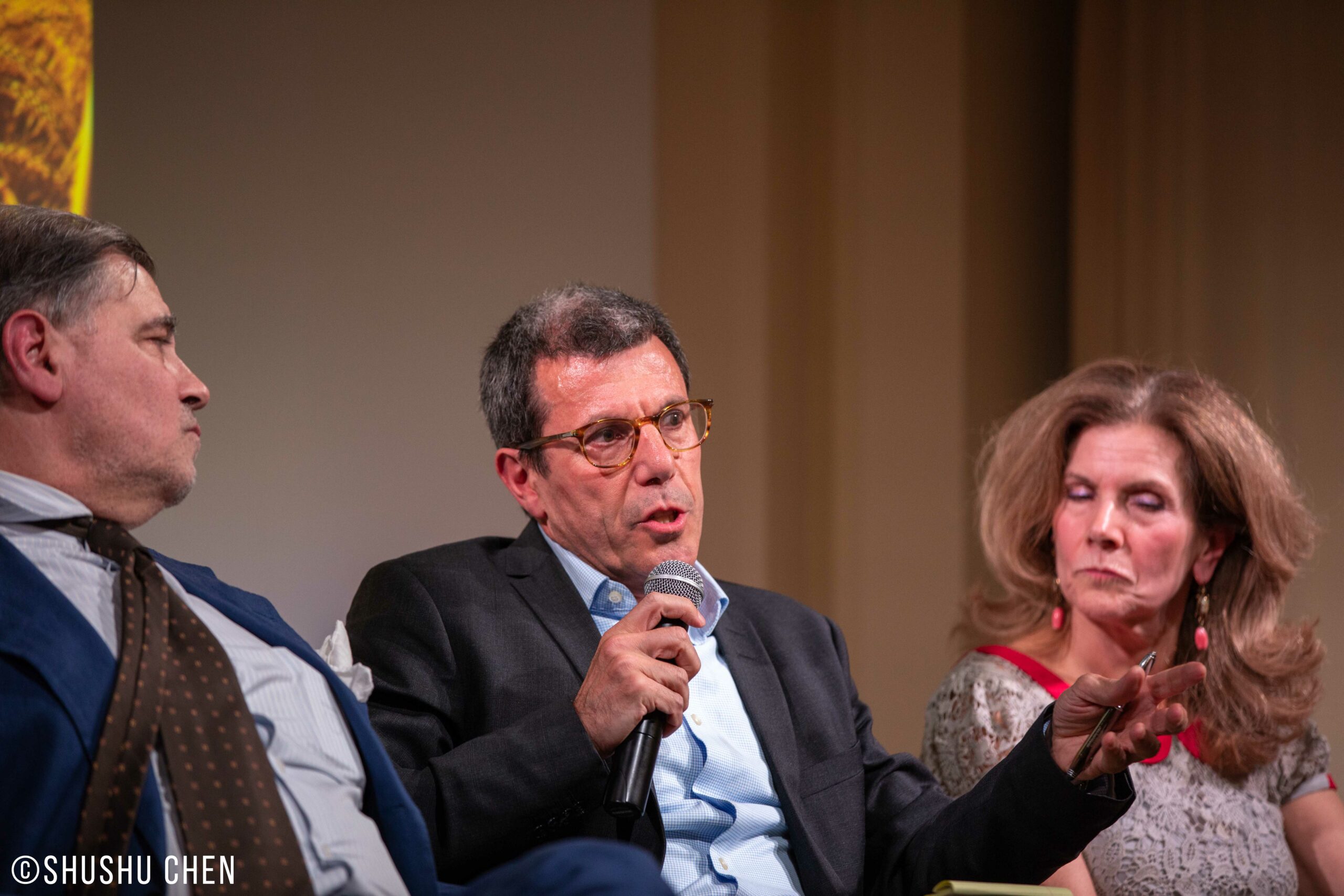 speaker-talking-from-italian-table-talks-grains-at-casa-italiana