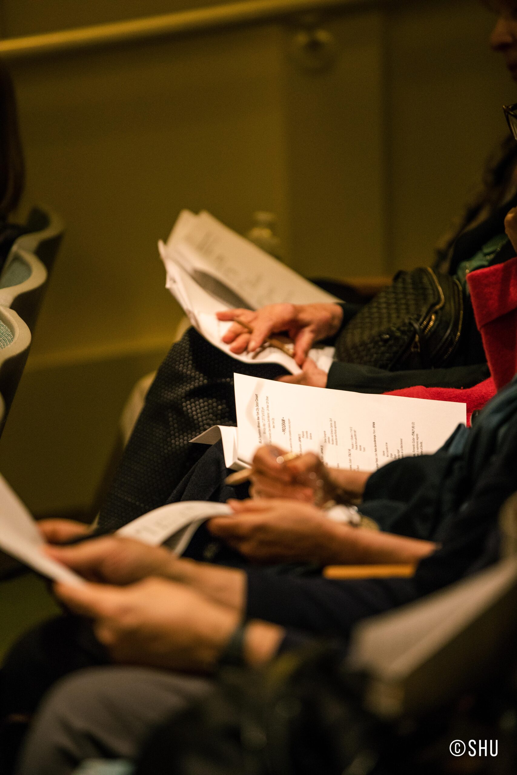 spectators-with-pages-from-concert-ibla-foundation-winners-at-casa-italiana