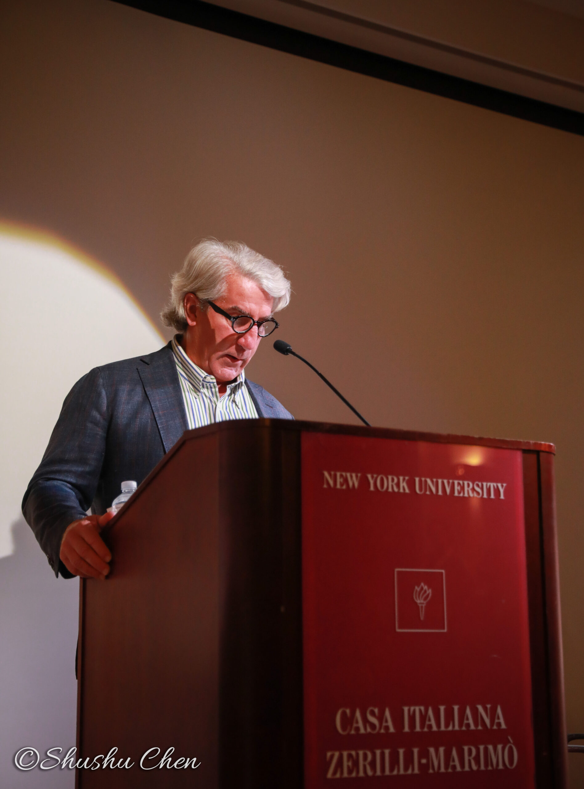 speaker-talking-from-globalization-vs-authenticity-at-casa-italiana