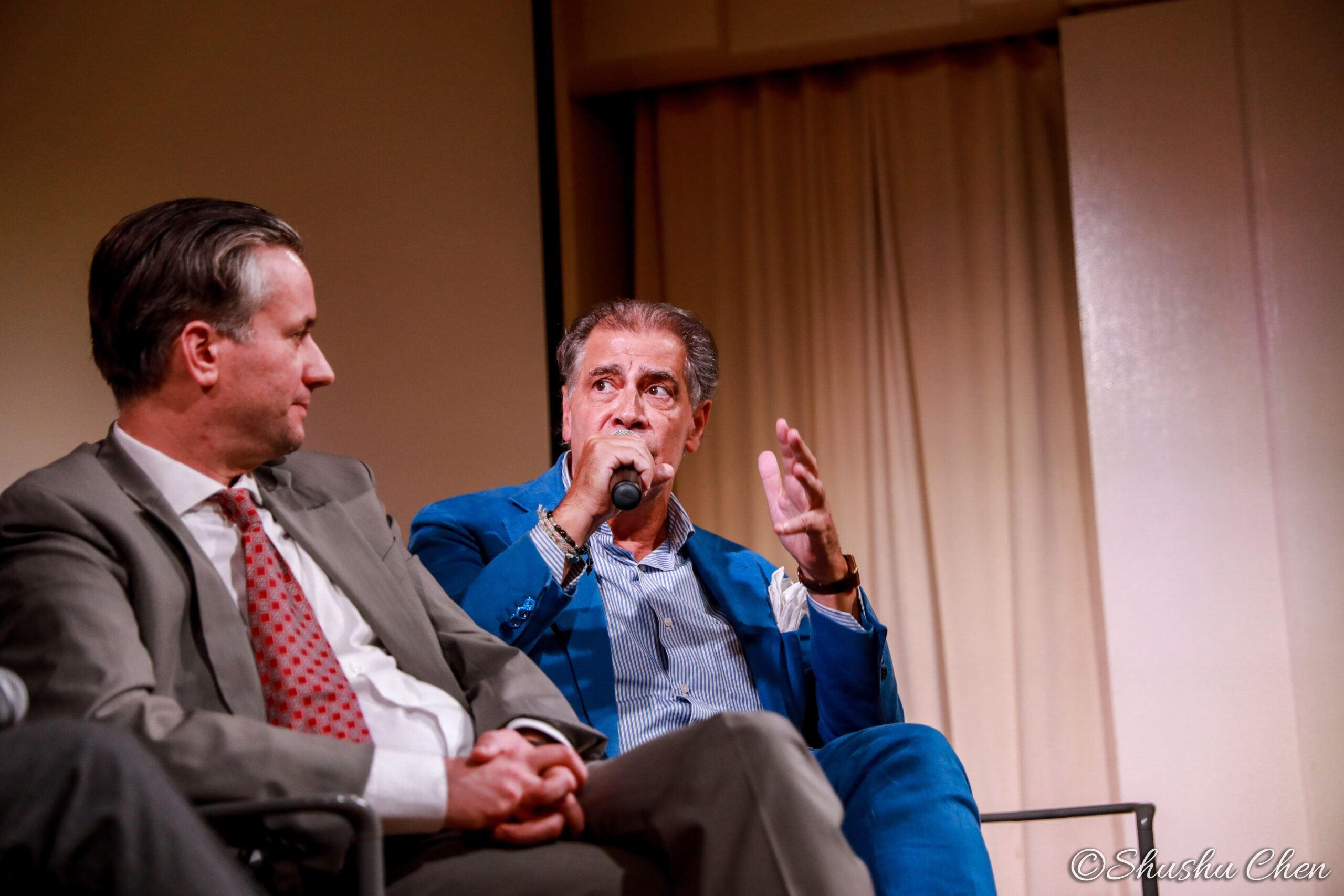 speaker-talking-from-globalization-vs-authenticity-at-casa-italiana