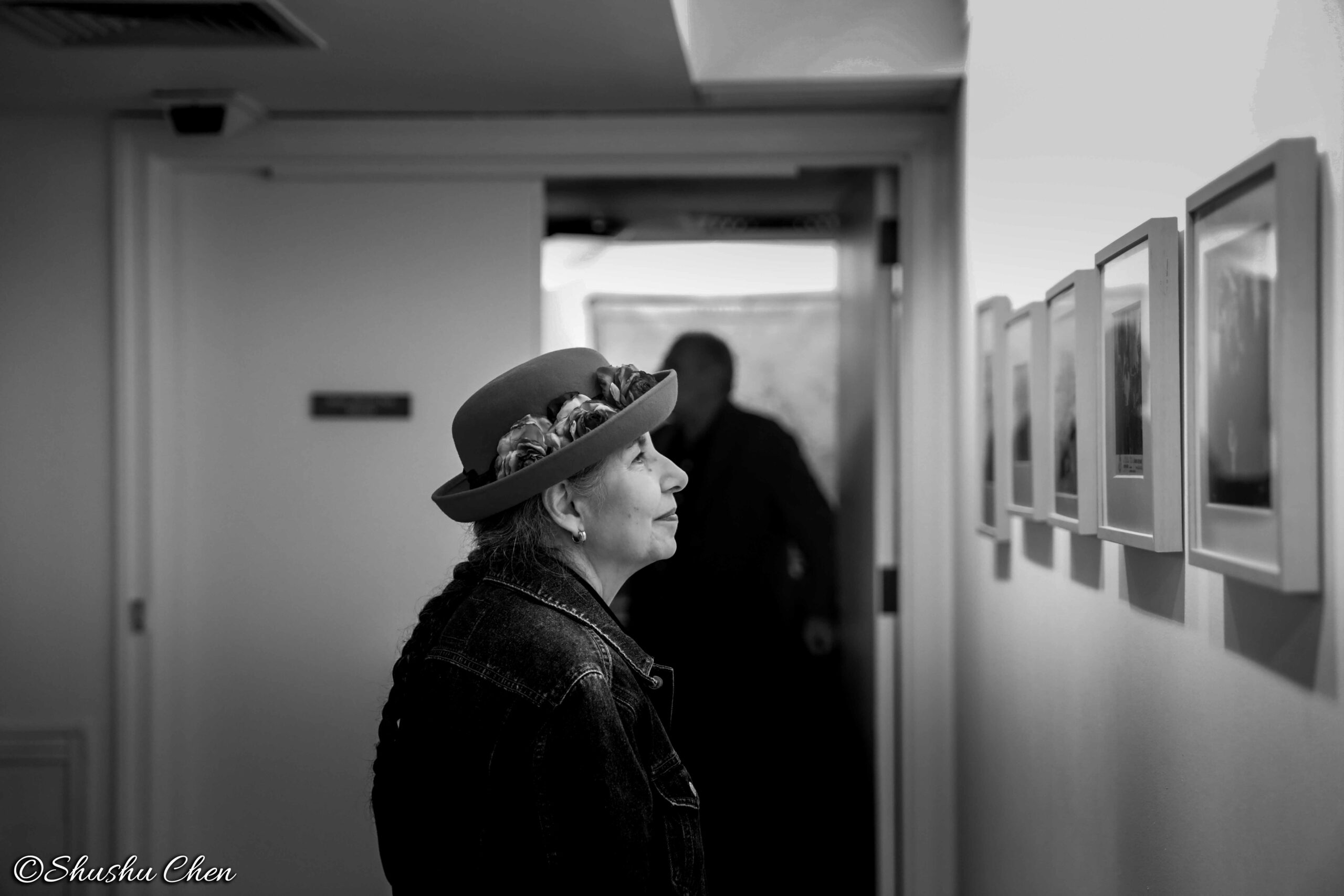 woman-seeing-artwork-on-wall-from-neorealism-and-photography-at-casa-italiana