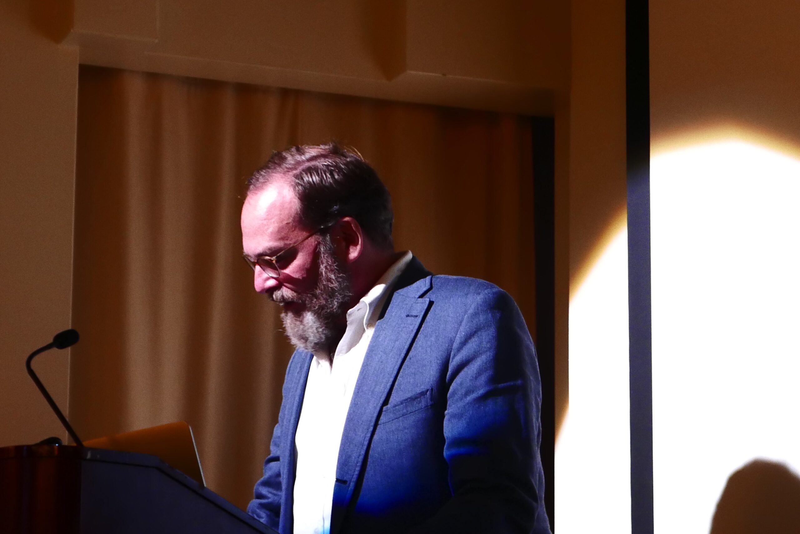 speaker-talking-from-anthony-hechts-italian-journey-at-casa-italiana