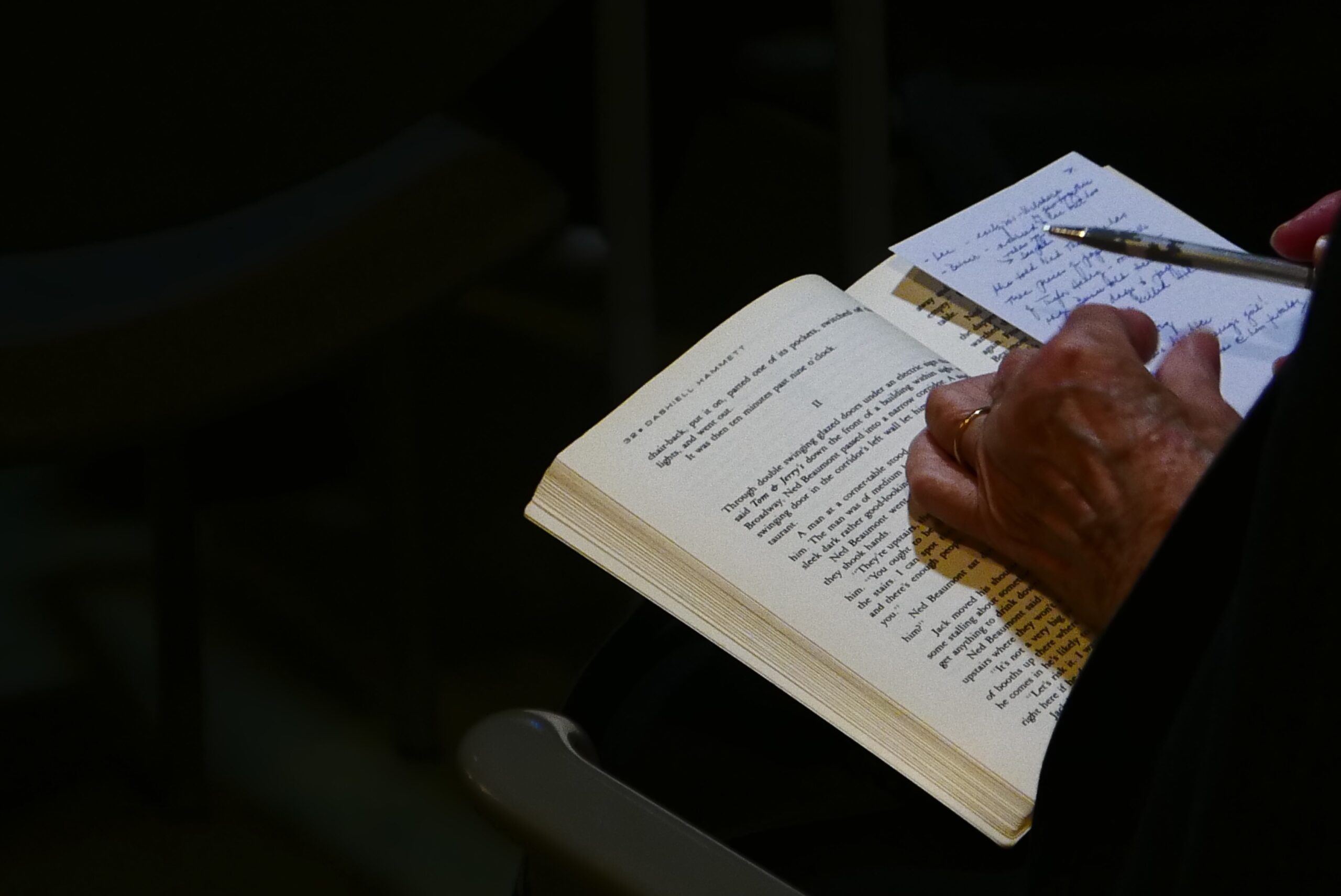 spectator-taking-notes-from-anthony-hechts-italian-journey-at-casa-italiana