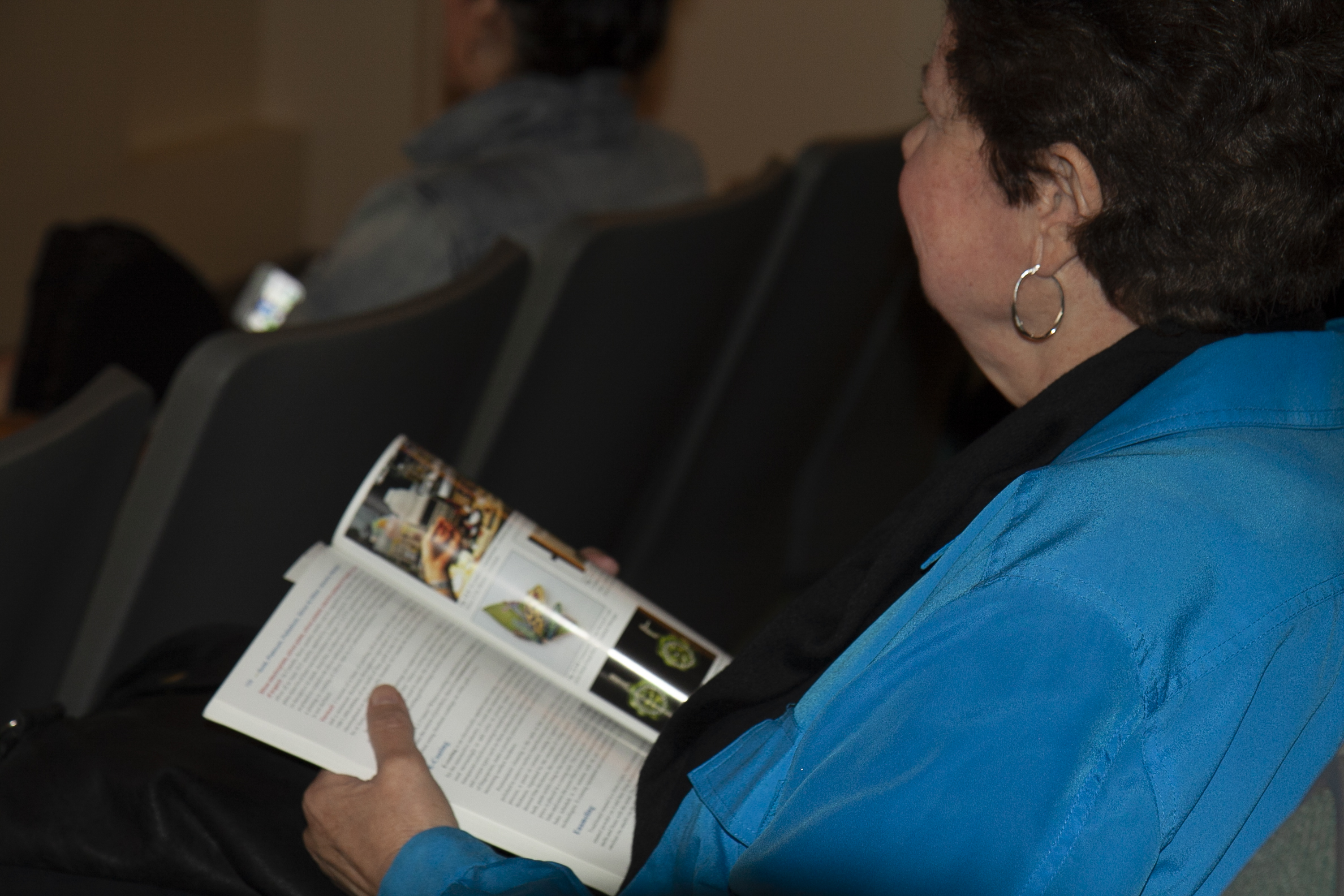 spectator-with-book-in-hand-from-versetto-libero-italian-artists-meet-nyc-poets-at-casa-italiana
