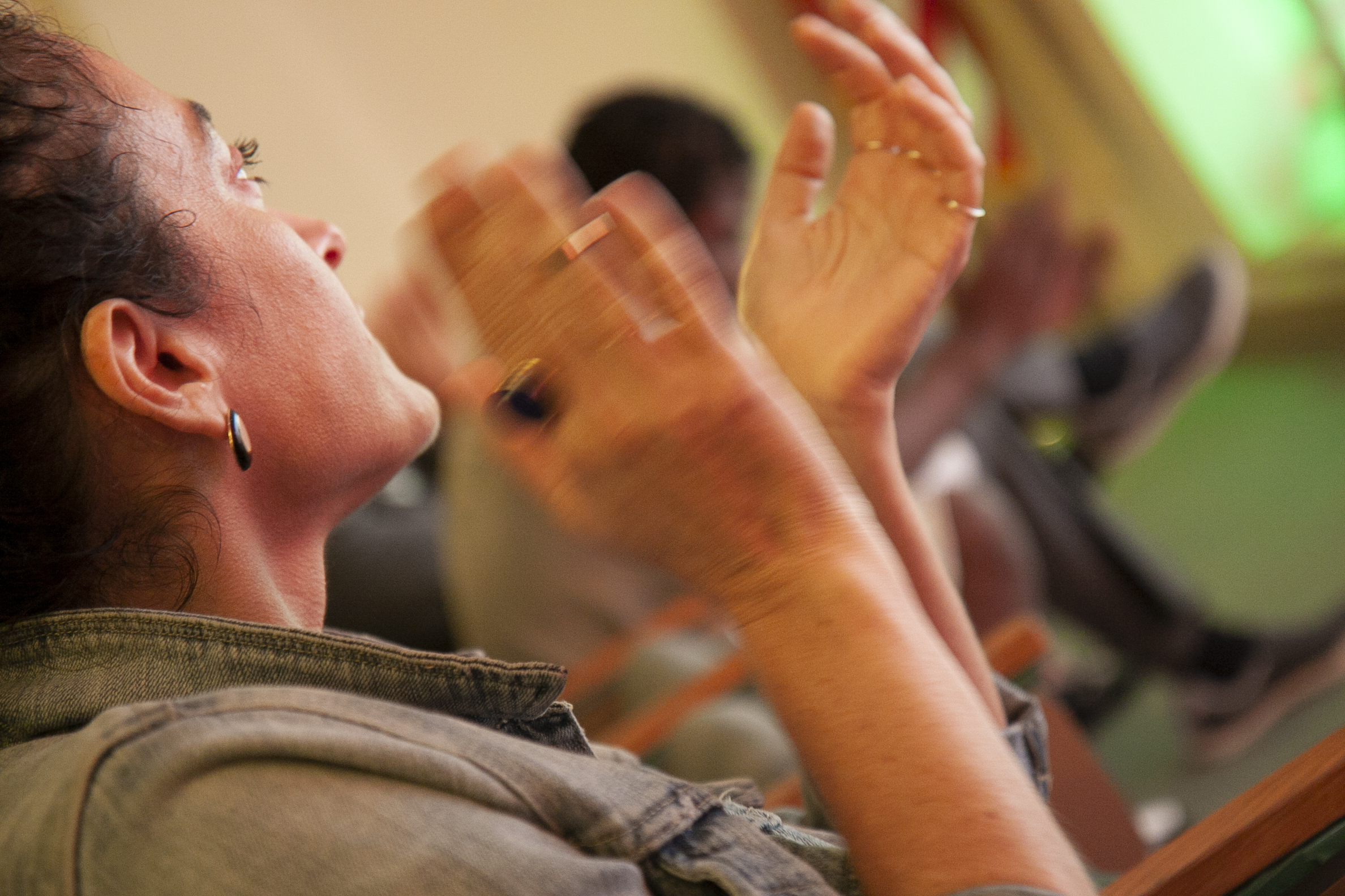 spectators-clapping-from-versetto-libero-italian-artists-meet-nyc-poets-at-casa-italiana