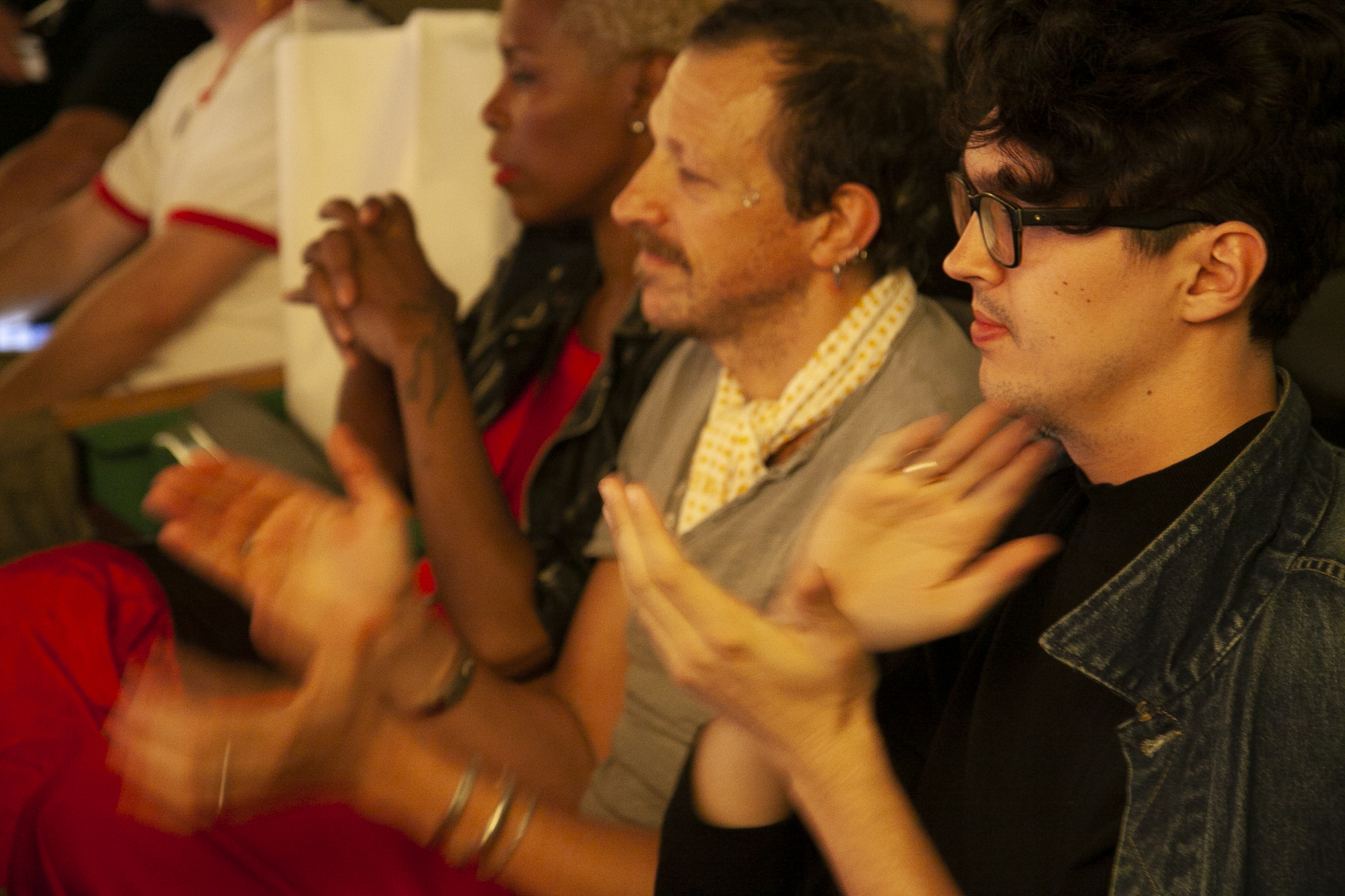 spectators-clapping-from-versetto-libero-italian-artists-meet-nyc-poets-at-casa-italiana