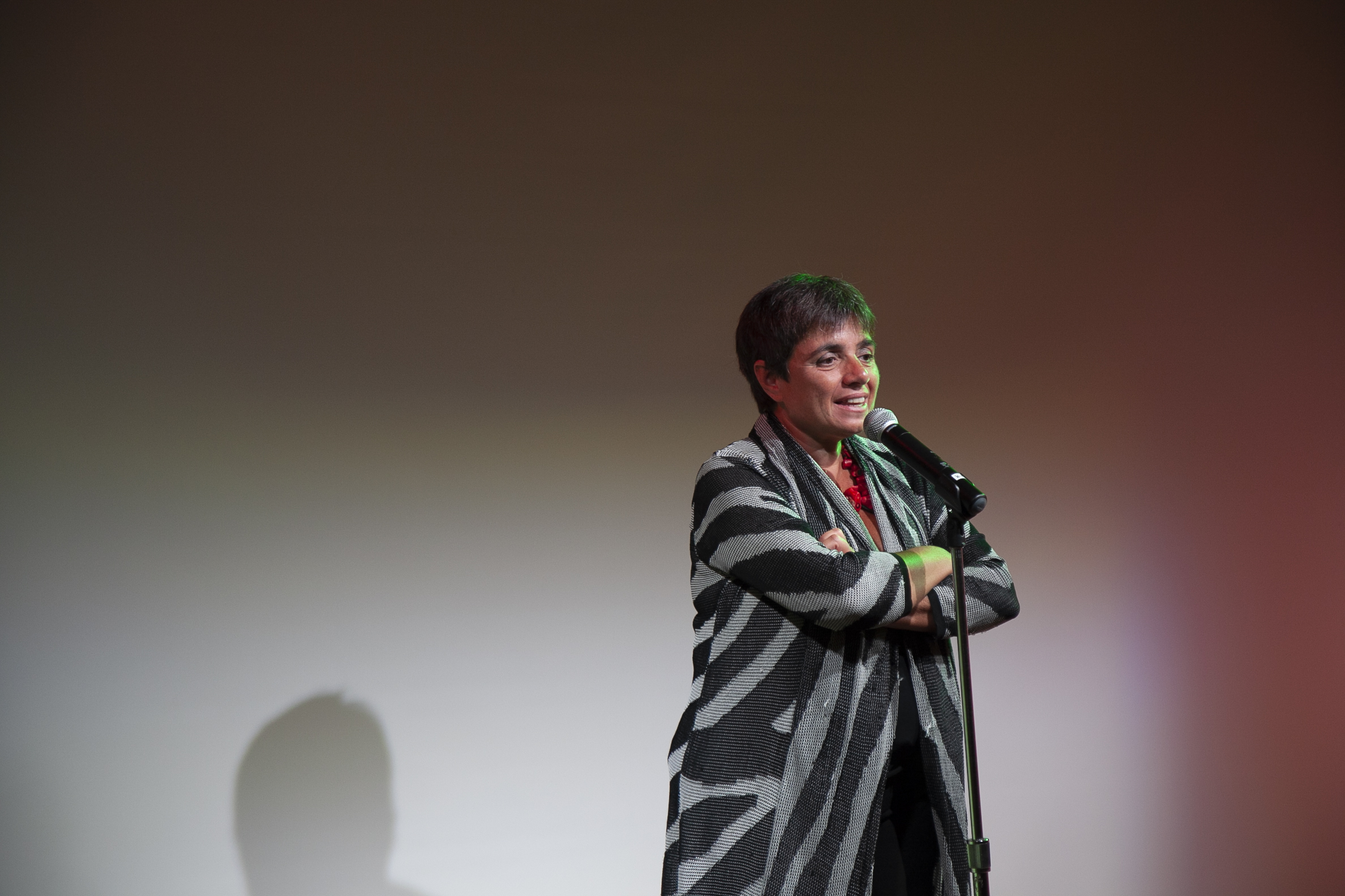 speaker-talking-from-versetto-libero-italian-artists-meet-nyc-poets-at-casa-italiana