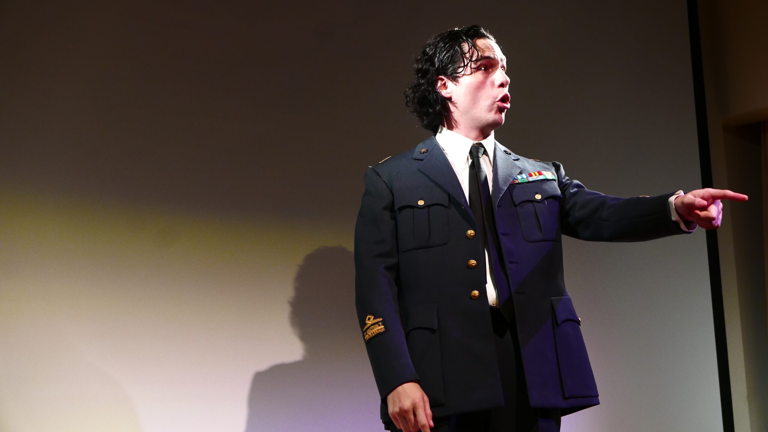 artist-performing-from-treni-ed-eroi-at-casa-italiana