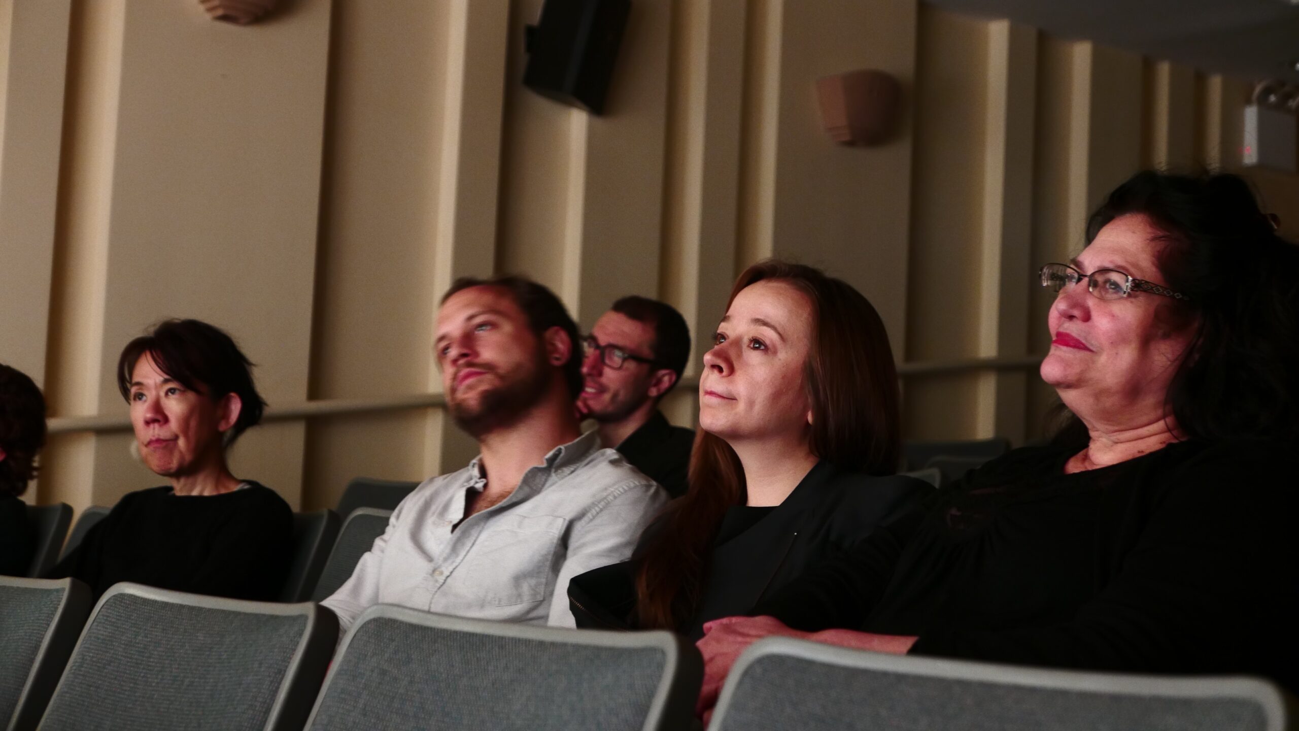 spectators-smiling-from-treni-ed-eroi-at-casa-italiana