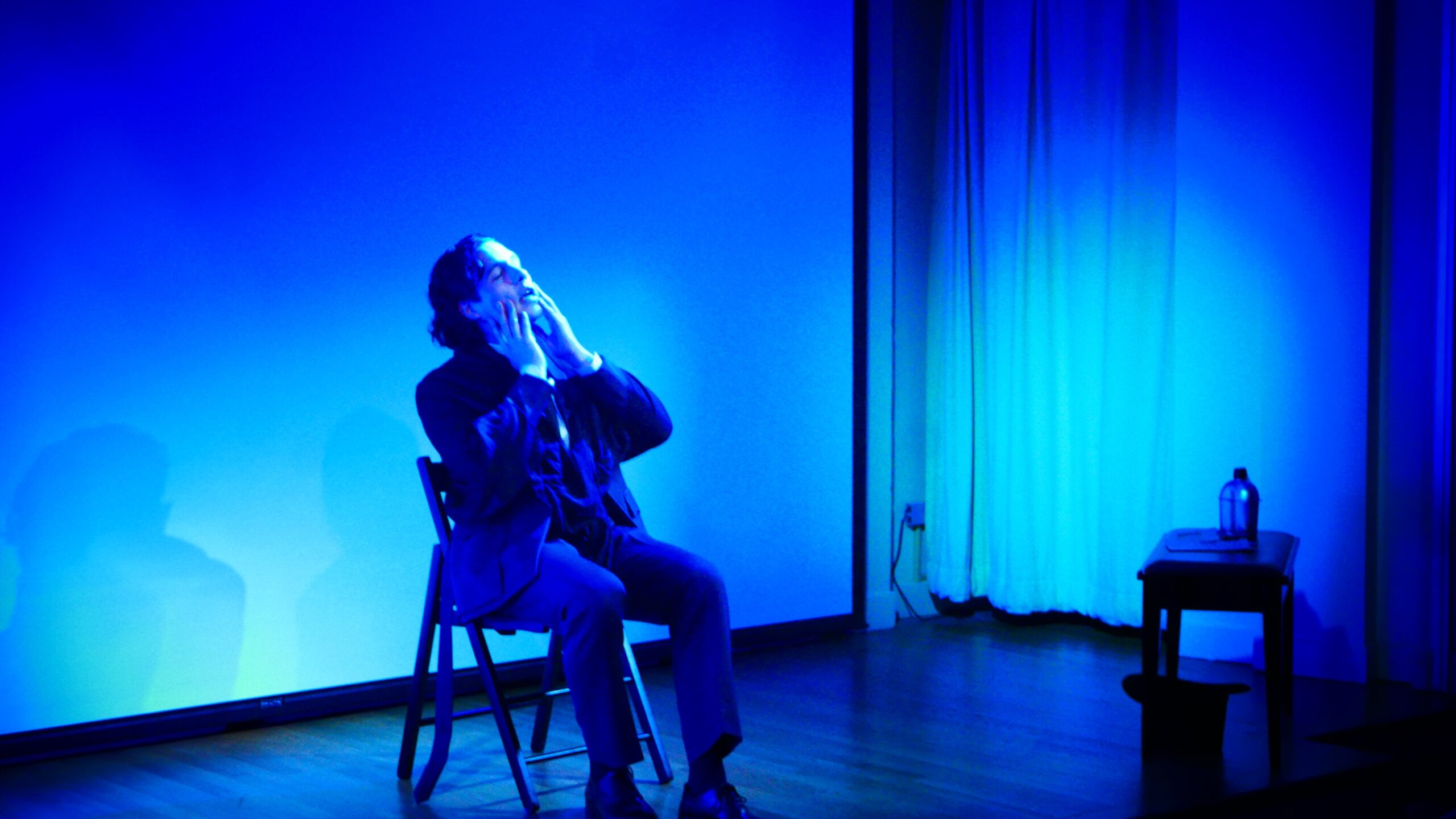 artist-performing-from-treni-ed-eroi-at-casa-italiana
