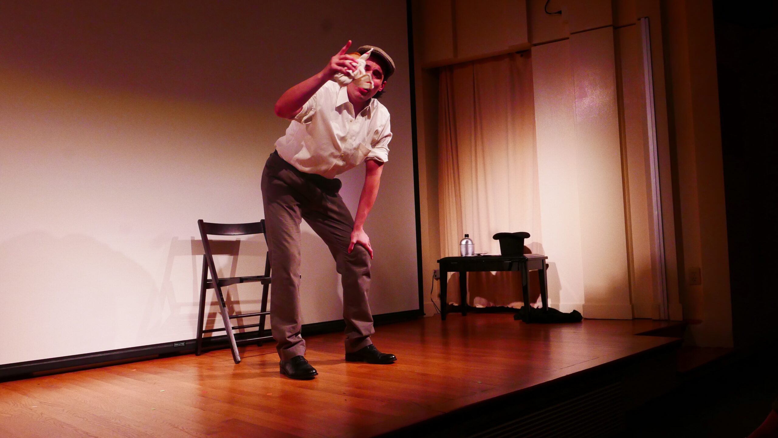 artist-performing-from-treni-ed-eroi-at-casa-italiana