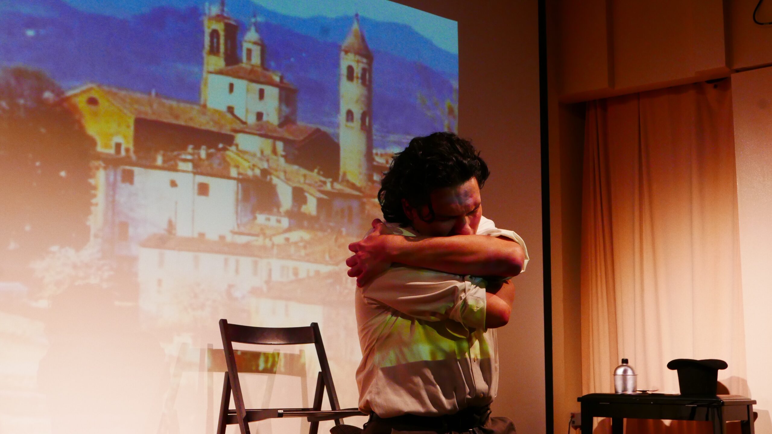 artist-performing-from-treni-ed-eroi-at-casa-italiana