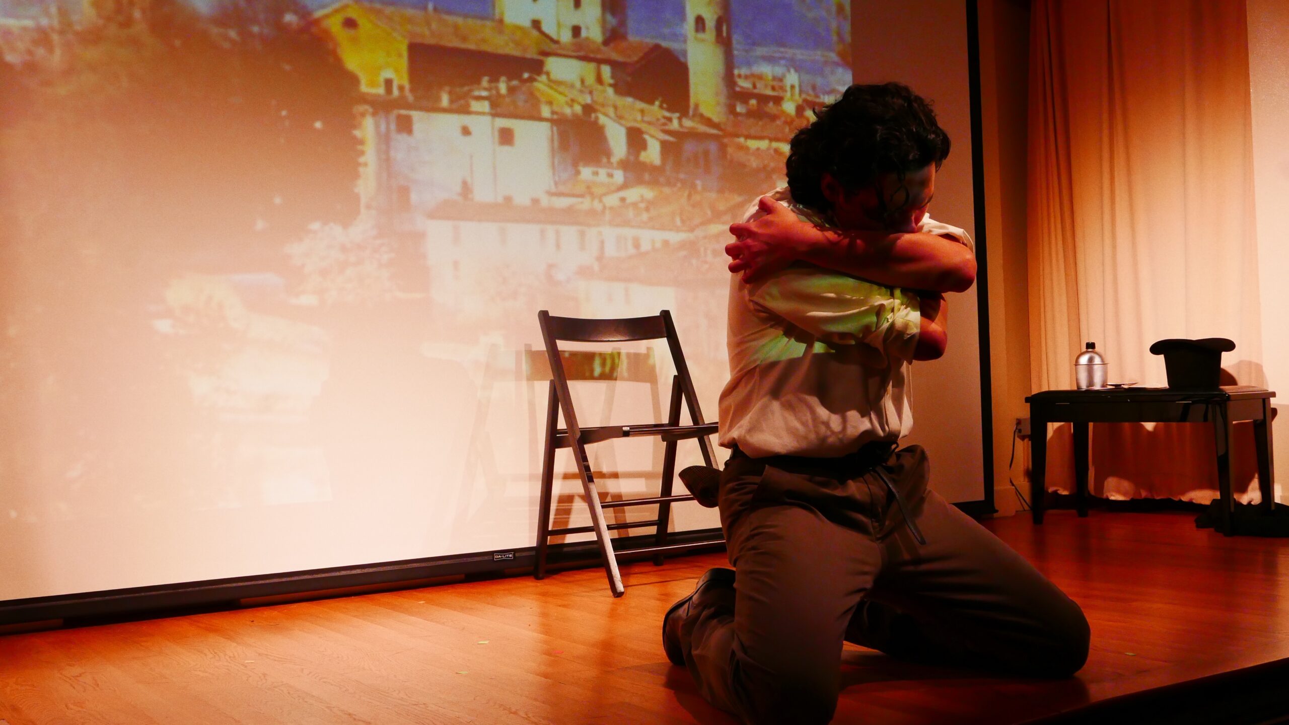 artist-performing-from-treni-ed-eroi-at-casa-italiana