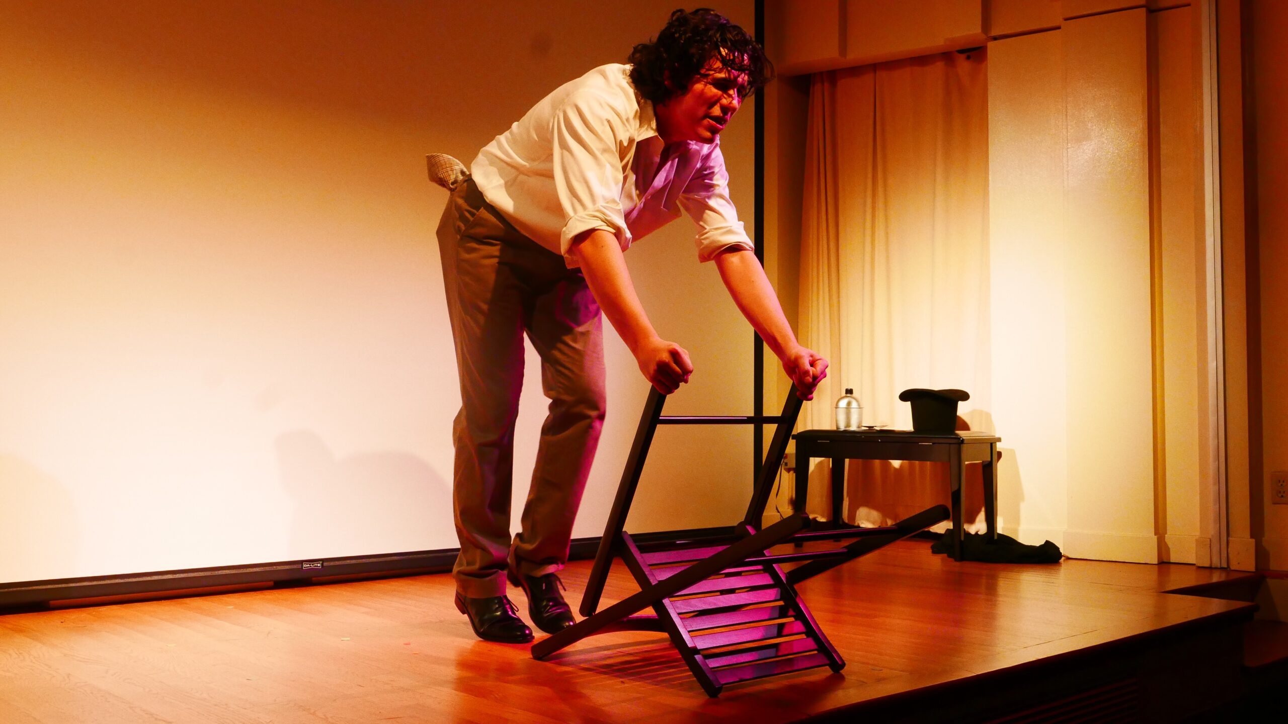 artist-performing-from-treni-ed-eroi-at-casa-italiana